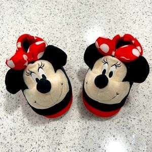NWOT DISNEY MINI MOUSE SLIPPERS GIRLS SIZE 9/10 KIDS RUBBER SOLE BACK RED BLACK